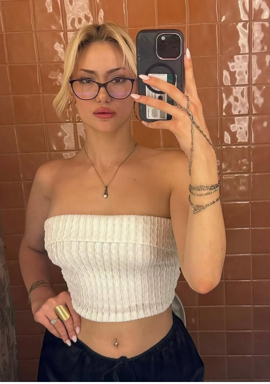 Kayaarkası Başarıya Odaklanmış Kadın Bayan Escort Şule